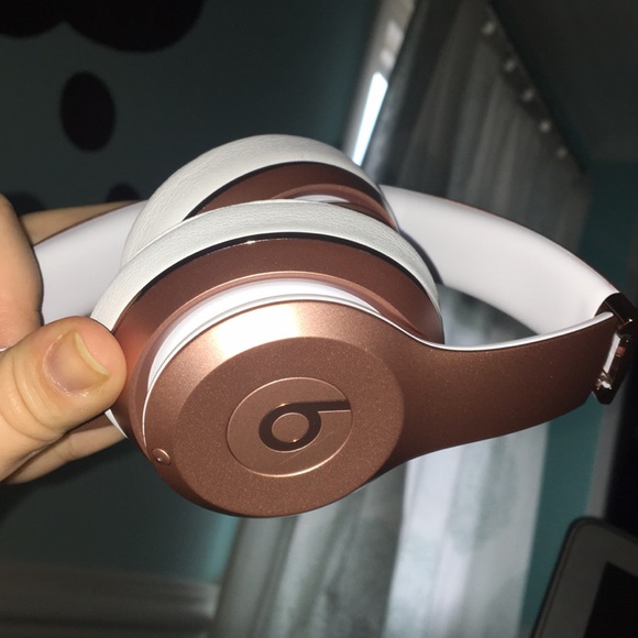 Beats Solo3 Wireless On-Ear Headphones - Picture 5 of 6